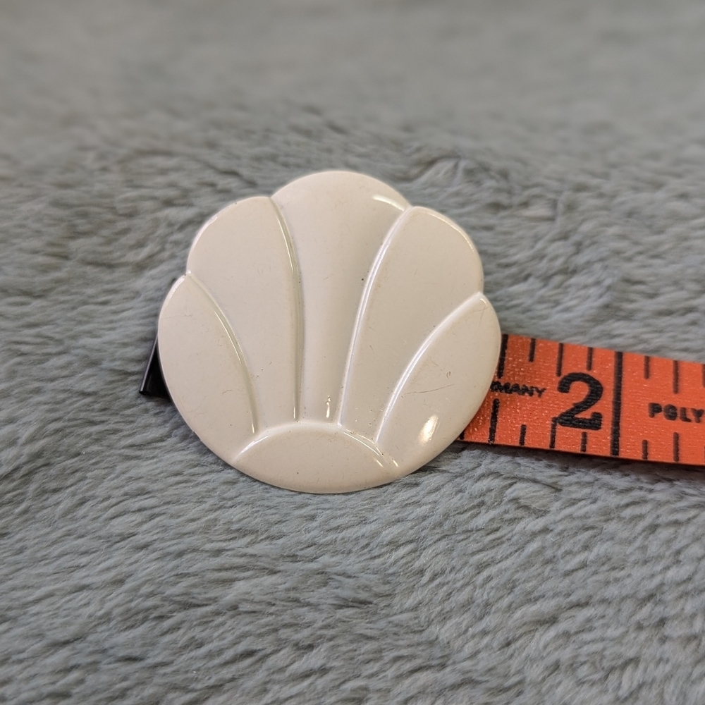 Vintage White Lightweight Metal Scallop Shaped Clip Earrings - Picture 2 of 7